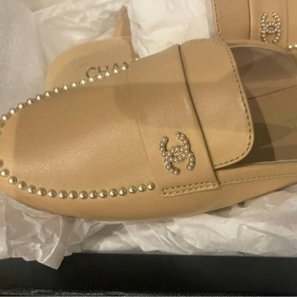 Brand New! Chanel 20P Beige Lambskin Pearl CC logo Backless slide Mule Loafer - Picture 4 of 8